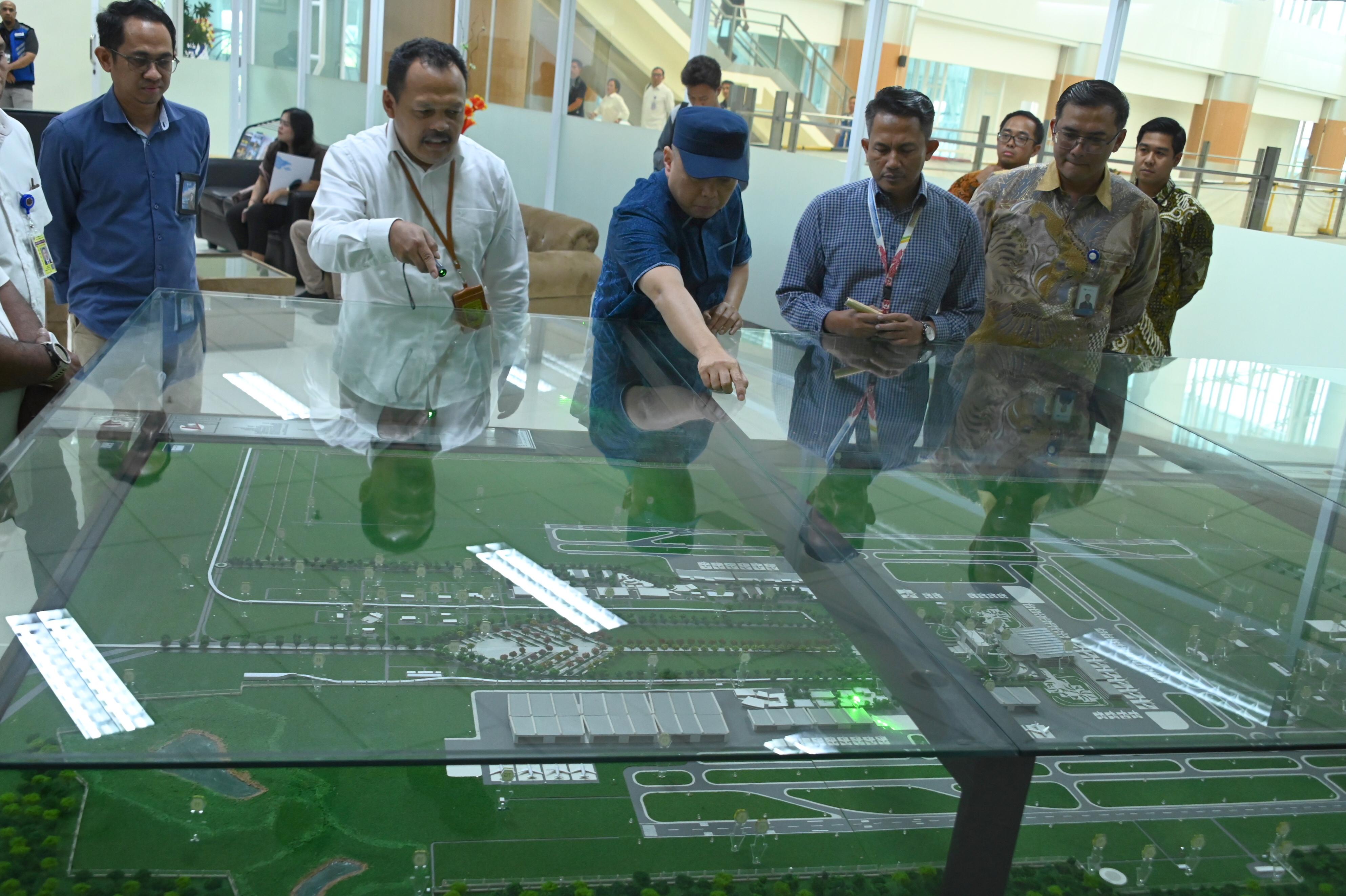 Menhub Dudy saat meninjau pengembangan kawasan bandara Kertajati, Kamis (9/1).